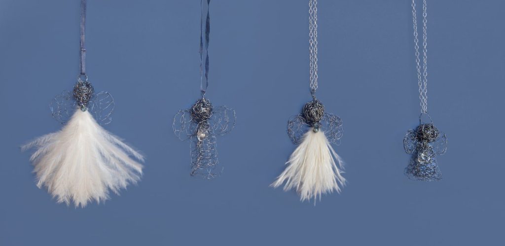 Cream Feathers and Hematite Wire Juweel Pendant