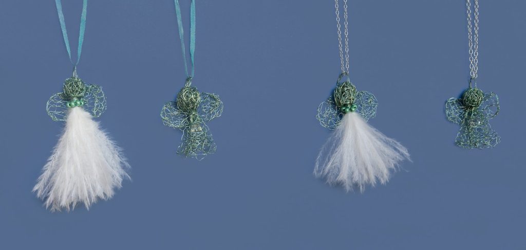 White Feathers and Malachite Wire Juweel Pendant